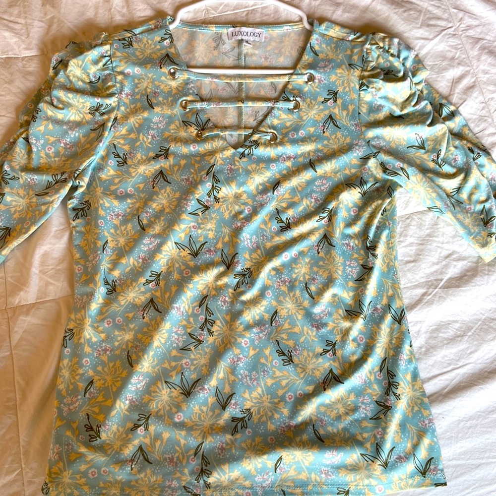 Size medium very stretchy. Never worn.